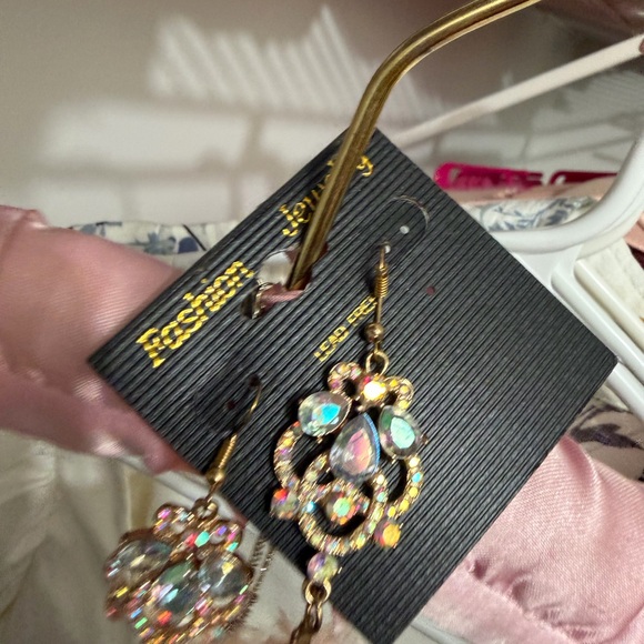 Pink Feather 🪶 Earrings Accessory - Picture 2 of 3